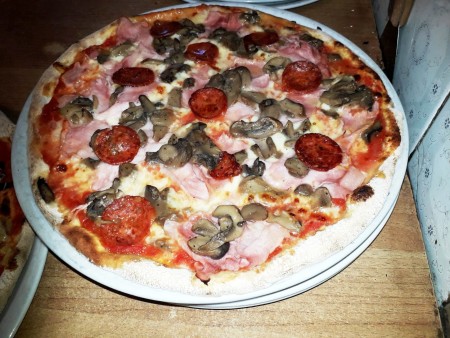 Pizza Prosciutto Funghi e Salamino Piccante