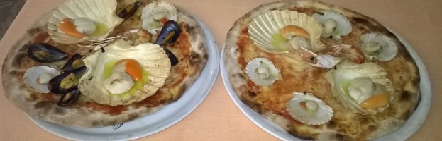 Pizza con pesce fresco