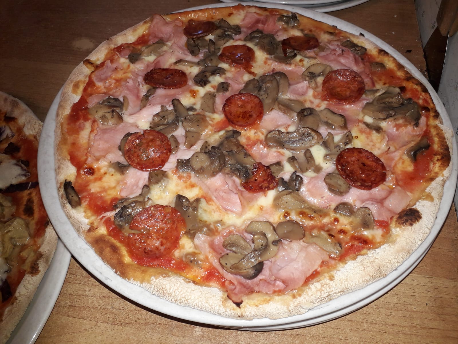 Pizza Prosciutto Funghi e Salamino Piccante