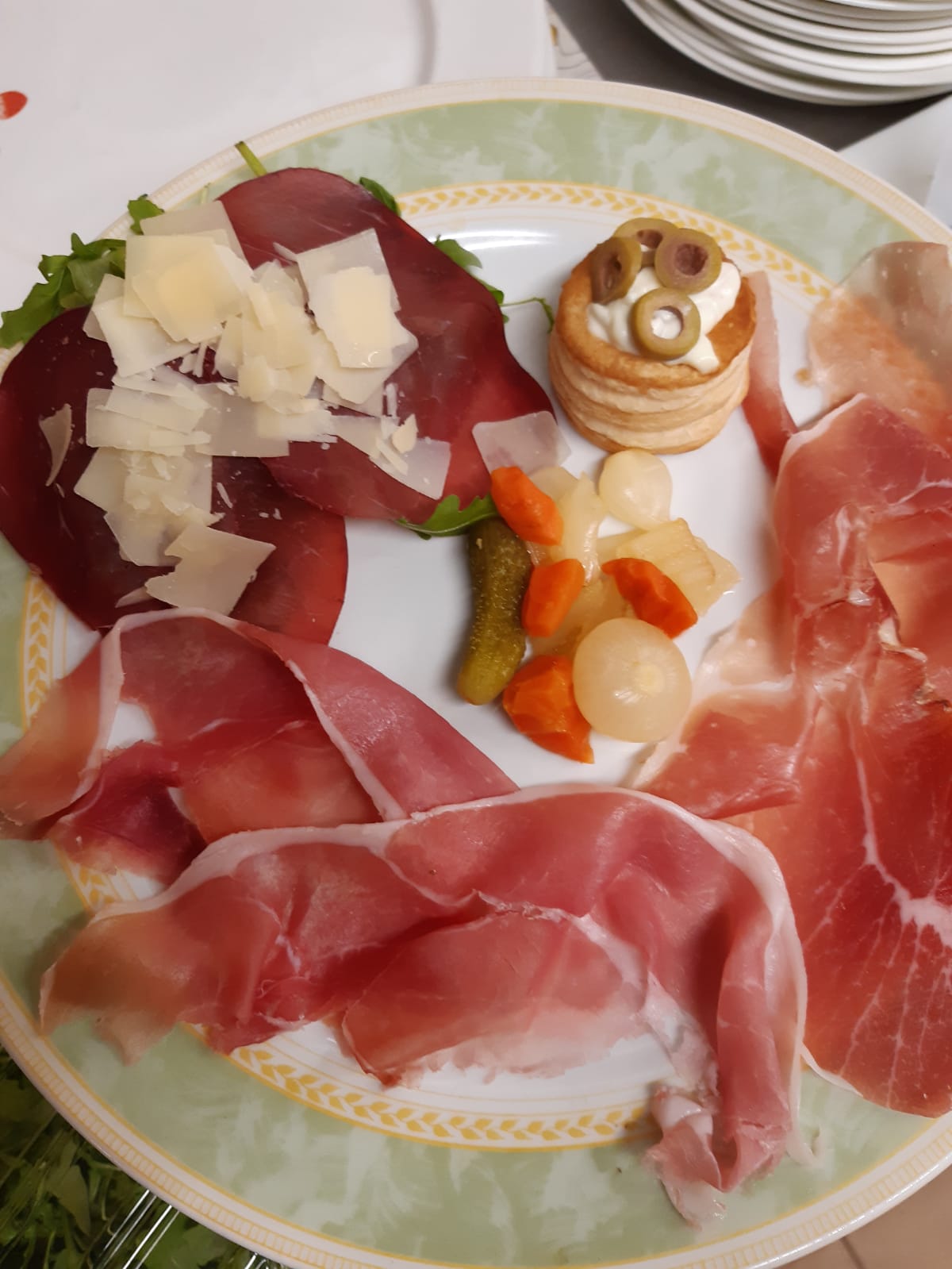 Antipasto di Carne - Vol-au-vent ripieni di Insalata Russa Crudo di Parma, Speck e Bresaola